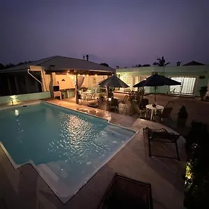  Quarto em Acomodações Particulares Completo Ar E Piscina